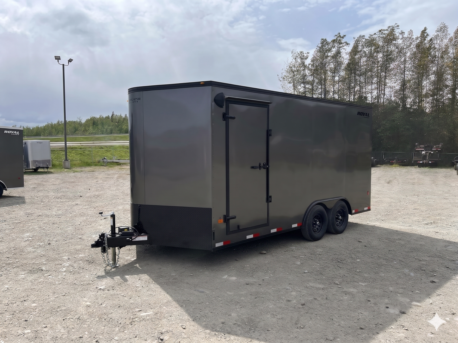 2026 Royal Cargo Trailers 8.5×18 (16+2) 7.7K Enclosed – LCHT35-818V-86 RAMP – 33063-CHR-RSD-RVD-BOP-4LSX2 (Charcoal)