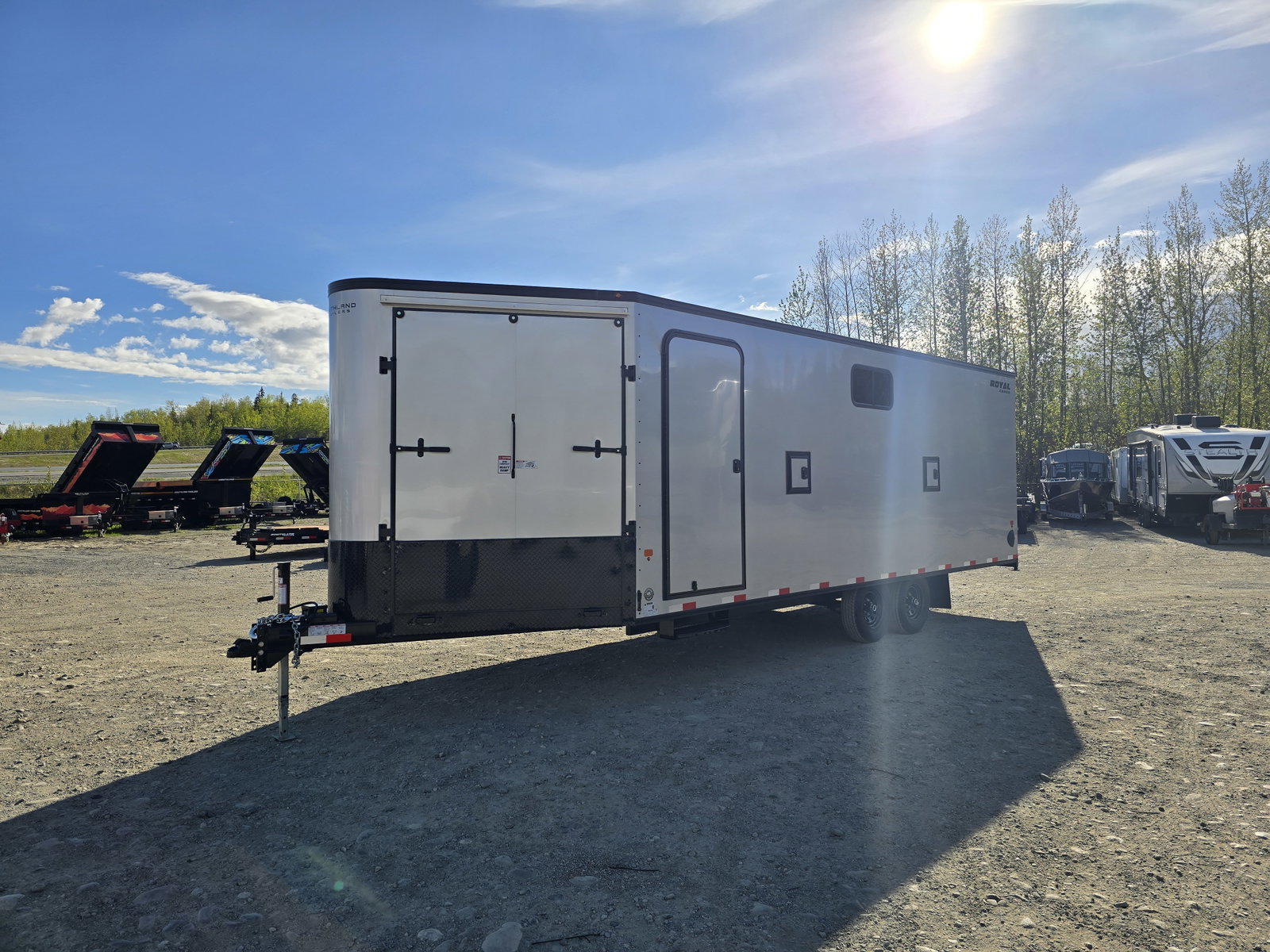 2026 Royal Cargo Trailers 8.5×26 (22+4) 11.4K Enclosed Sled Trailer – LARSMT52-826V-86 HB – 31340-SLV-RSD-BOP-HEL (Silver)
