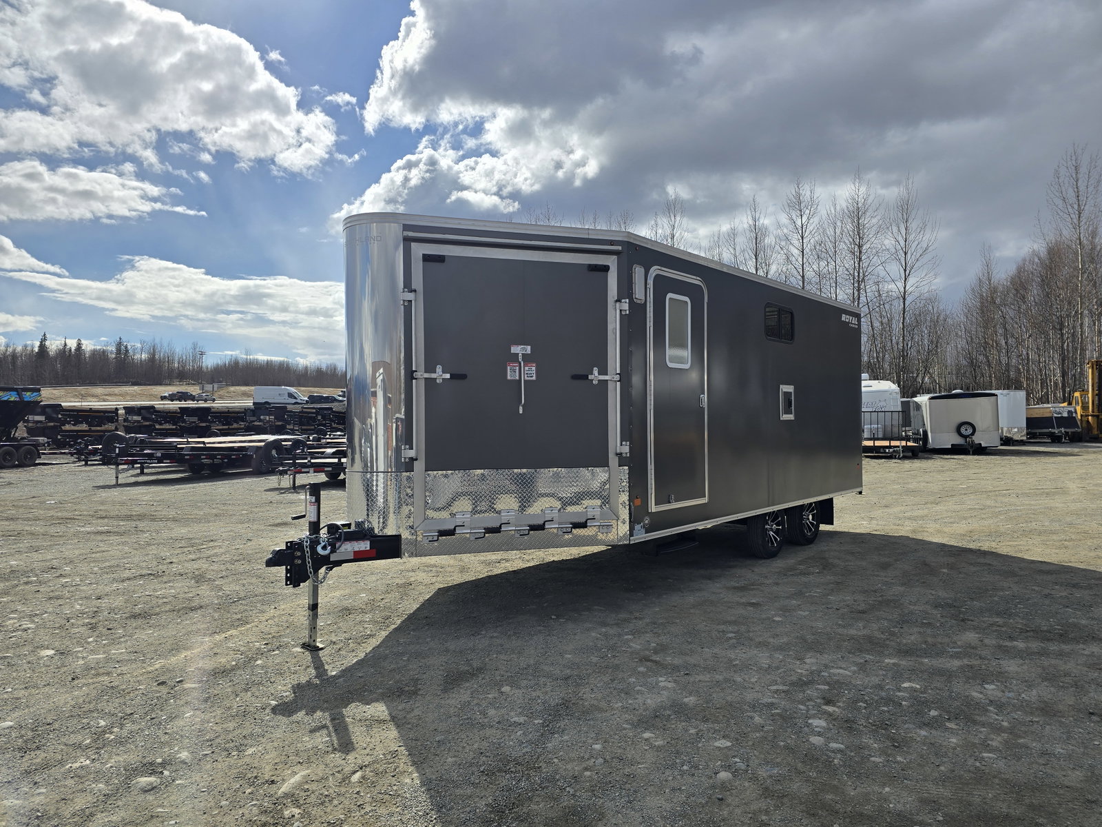2026 Royal Cargo Trailers 8.5×22 (18+4) 7.7K Enclosed Sled Trailer – XRARSMT35-822V-86 HB – 31158-CHR-TRP-RSD-FDR (Charcoal)