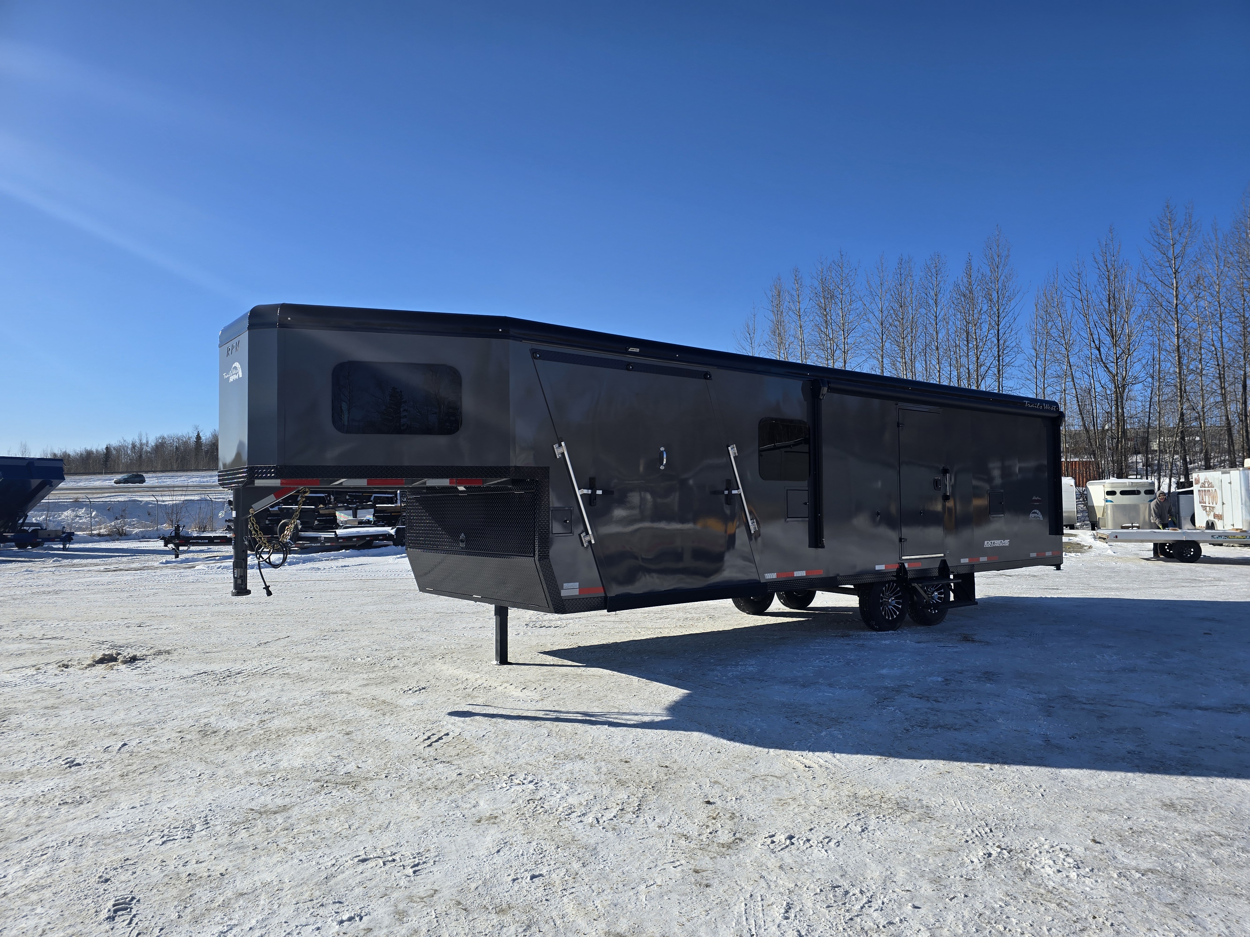 2026 Trails West Trailers 8.5×28 15.2K Enclosed Gooseneck Snowmachine Trailer – RPM 28 GN – 74001-CHR-ALT-ECW-7KA-AWN (Charcoal)